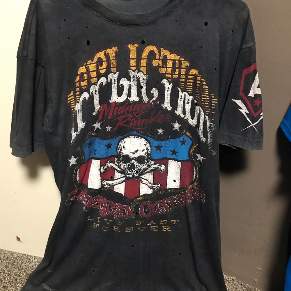 Men’s distressed affliction tshirt